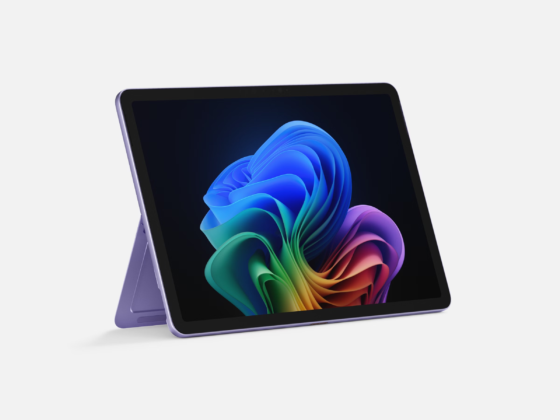 Góc nhìn nghiêng của Surface Pro màu Tím với chân đế được gắn vào
