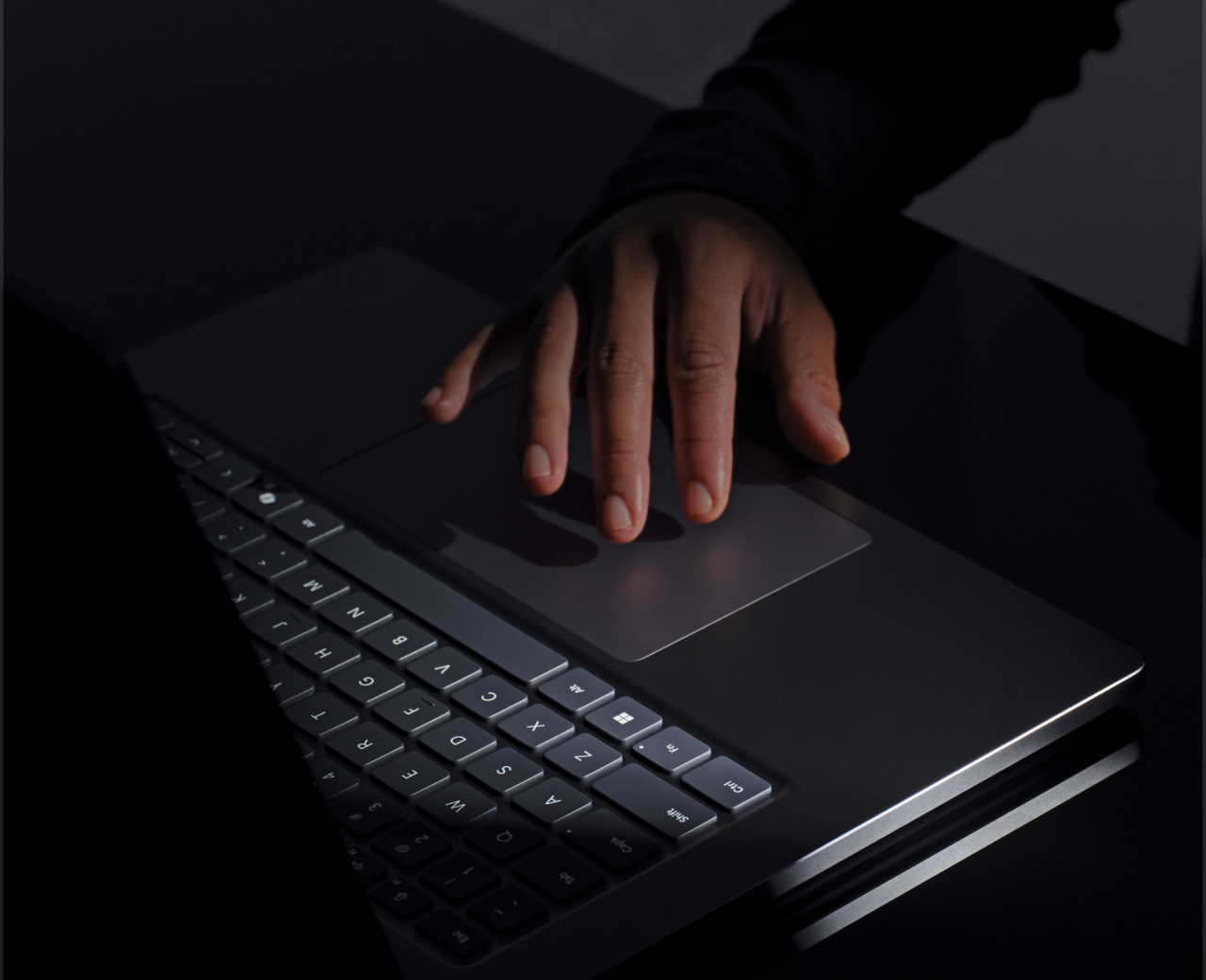 Bàn di chuột xúc giác trong Surface Laptop Ultra