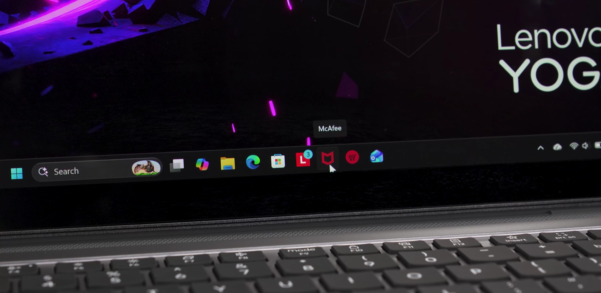 McAfee cài sẵn trên Lenovo Yoga Pro 7i